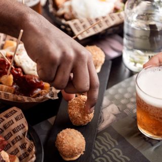 Advertència. La primera croqueta no serà l'última, si ets ràpid/a clar. Un cop les deixem a taula, el…