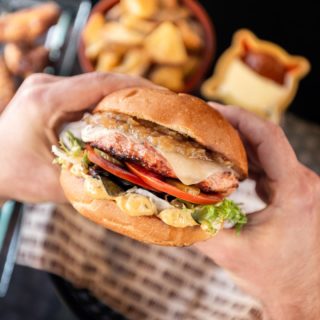 Ja sigui, que et vols deixar sorprendre o bé no tens ganes de pensar... Fàcil. Menú del dia! Hamburguesa del…